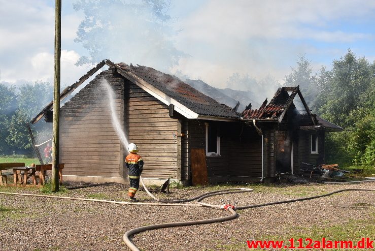 Træhus stod i lys lue. Frederikshåbvej i Randbøl. 06/08-2017. Kl. 09:33.