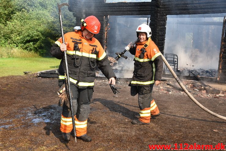 Træhus stod i lys lue. Frederikshåbvej i Randbøl. 06/08-2017. Kl. 09:33.