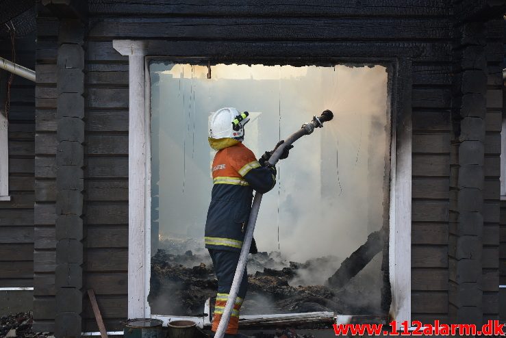 Træhus stod i lys lue. Frederikshåbvej i Randbøl. 06/08-2017. Kl. 09:33.