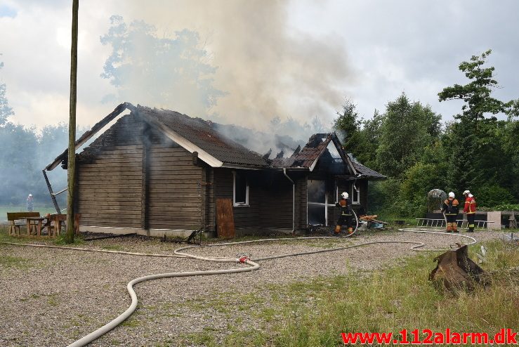 Træhus stod i lys lue. Frederikshåbvej i Randbøl. 06/08-2017. Kl. 09:33.