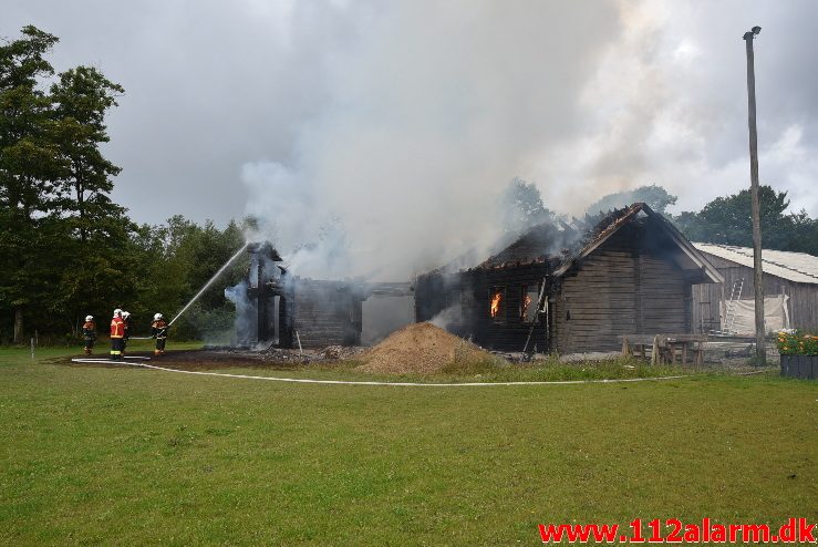 Træhus stod i lys lue. Frederikshåbvej i Randbøl. 06/08-2017. Kl. 09:33.