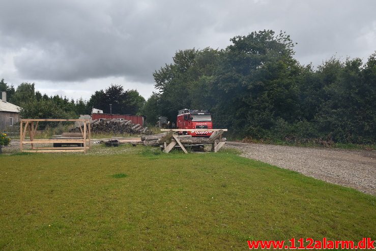 Træhus stod i lys lue. Frederikshåbvej i Randbøl. 06/08-2017. Kl. 09:33.