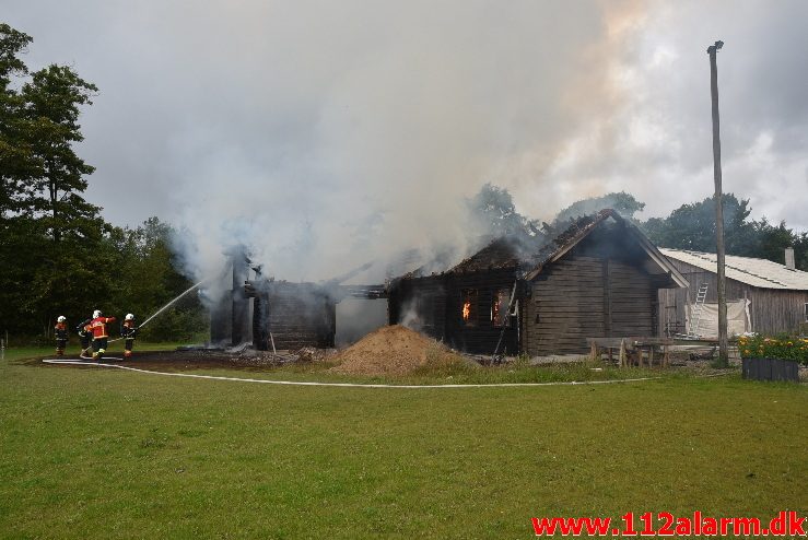 Træhus stod i lys lue. Frederikshåbvej i Randbøl. 06/08-2017. Kl. 09:33.