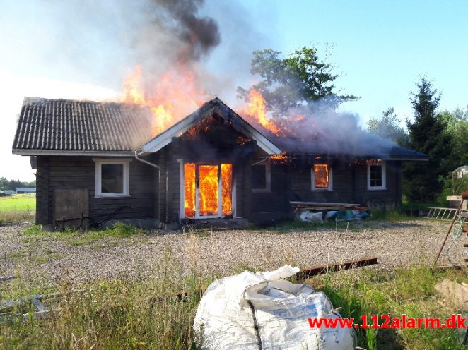 Træhus stod i lys lue. Frederikshåbvej i Randbøl. 06/08-2017. Kl. 09:33.