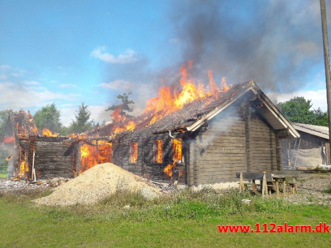 Træhus stod i lys lue. Frederikshåbvej i Randbøl. 06/08-2017. Kl. 09:33.