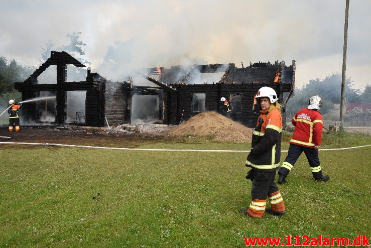 Træhus stod i lys lue. Frederikshåbvej i Randbøl. 06/08-2017. Kl. 09:33.