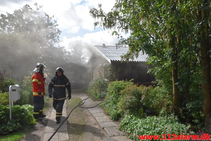 Brand i Villa. Rødmosevej i Tiufkær. 16/08-2017. Kl. 11:26.