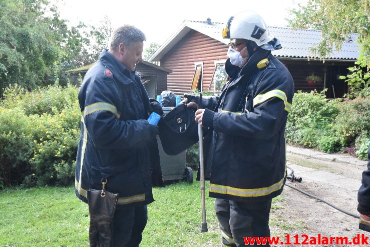 Brand i Villa. Rødmosevej i Tiufkær. 16/08-2017. Kl. 11:26.