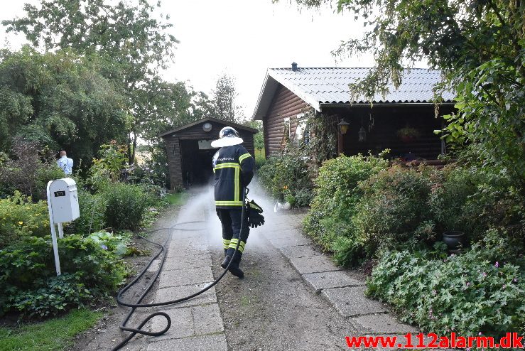 Brand i Villa. Rødmosevej i Tiufkær. 16/08-2017. Kl. 11:26.