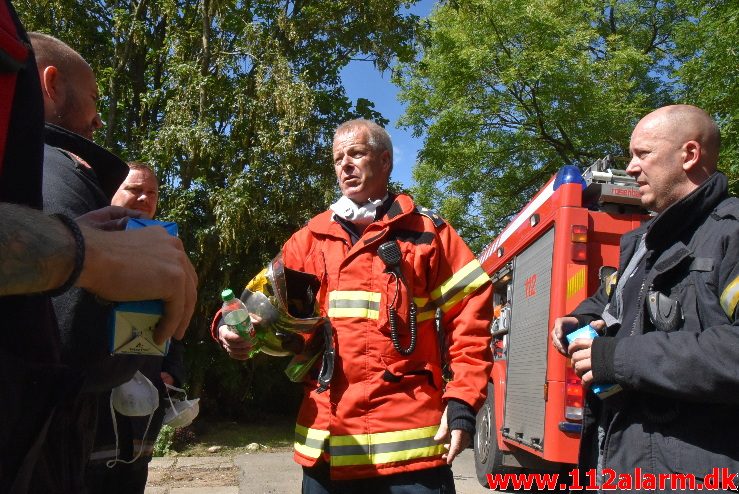 Brand i Villa. Rødmosevej i Tiufkær. 16/08-2017. Kl. 11:26.