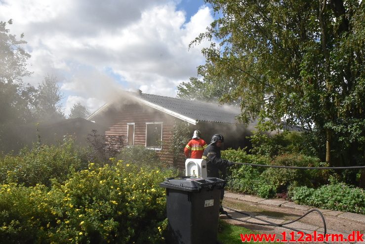 Brand i Villa. Rødmosevej i Tiufkær. 16/08-2017. Kl. 11:26.