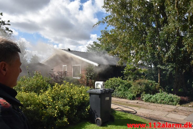 Brand i Villa. Rødmosevej i Tiufkær. 16/08-2017. Kl. 11:26.