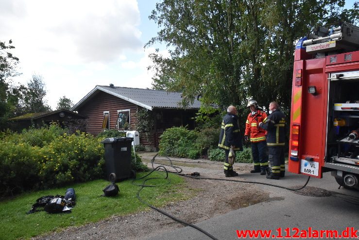 Brand i Villa. Rødmosevej i Tiufkær. 16/08-2017. Kl. 11:26.