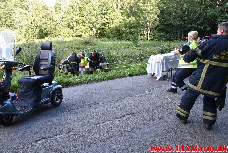 Redning på skrænt. Tirsbækvej ved Tirsbæk slot. 16/08-2017. Kl. 17:03.