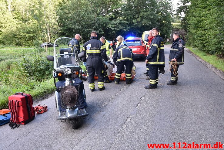 Redning på skrænt. Tirsbækvej ved Tirsbæk slot. 16/08-2017. Kl. 17:03.