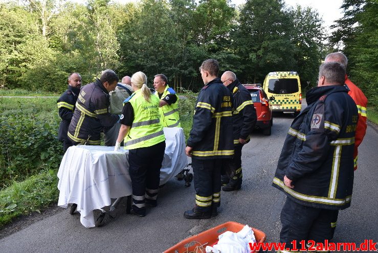 Redning på skrænt. Tirsbækvej ved Tirsbæk slot. 16/08-2017. Kl. 17:03.