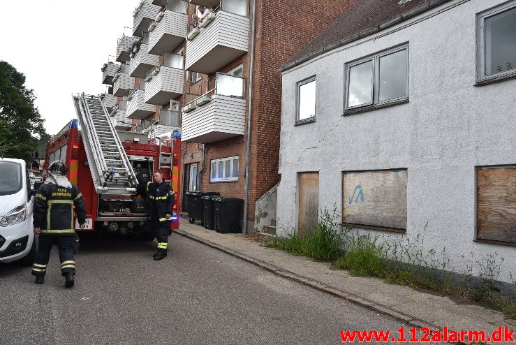 Kunne ikke selv komme ned igen. Gl. Jellingvej i Vejle. 24/08-2017. Kl. 16:42.