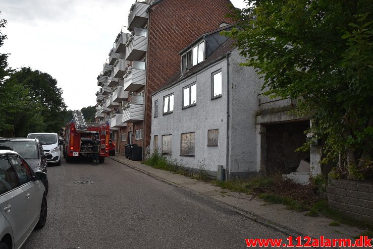 Kunne ikke selv komme ned igen. Gl. Jellingvej i Vejle. 24/08-2017. Kl. 16:42.