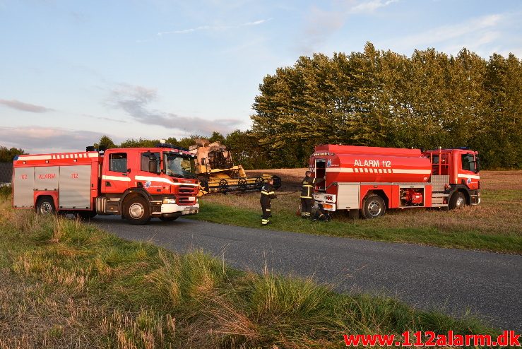 Efterslukning på Mejetærsker. Høgsholtvej i Vejle. 27/08-2017. Kl. 19:30.