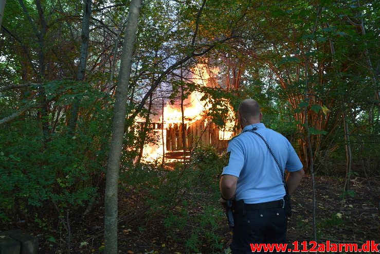 Brand i kolonihavehus. Merianvej i Vejle. 11/09-2017. Kl. 09:39.