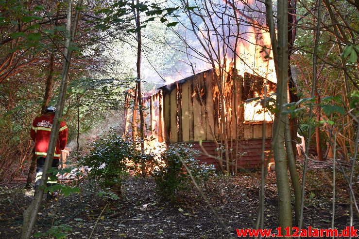 Brand i kolonihavehus. Merianvej i Vejle. 11/09-2017. Kl. 09:39.