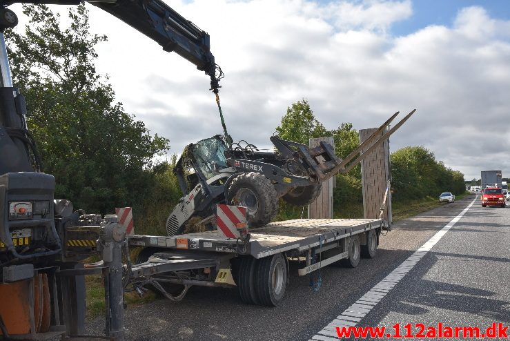 Lastbil tabte en gummiged. Motorvejen E45 efter DTC. 22/09-2017. Kl. 10:30.