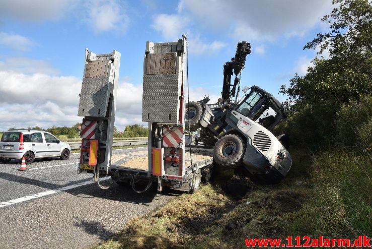 Lastbil tabte en gummiged. Motorvejen E45 efter DTC. 22/09-2017. Kl. 10:30.