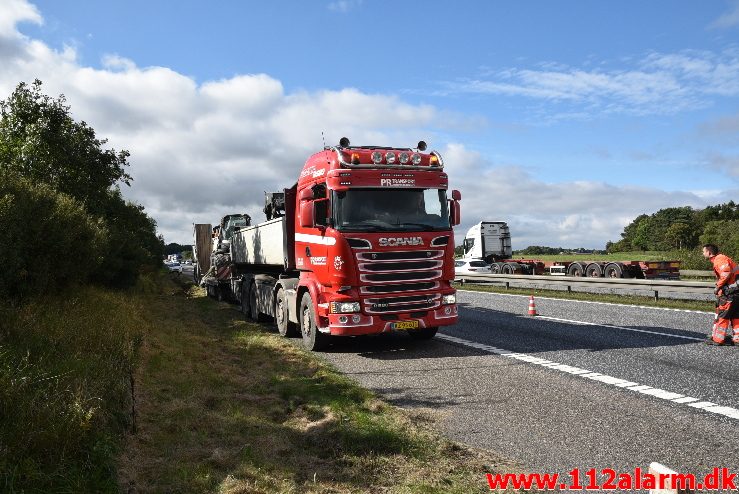 Lastbil tabte en gummiged. Motorvejen E45 efter DTC. 22/09-2017. Kl. 10:30.