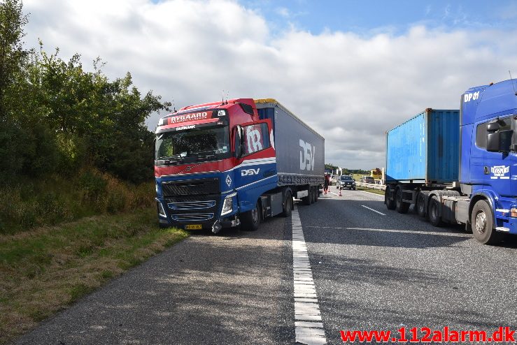 Lastbil tabte en gummiged. Motorvejen E45 efter DTC. 22/09-2017. Kl. 10:30.