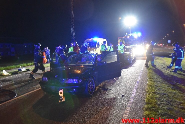 Trafikuheld med fastklemt. Fredericiavej i Vinding. 23/09-2017. Kl. 23:35.