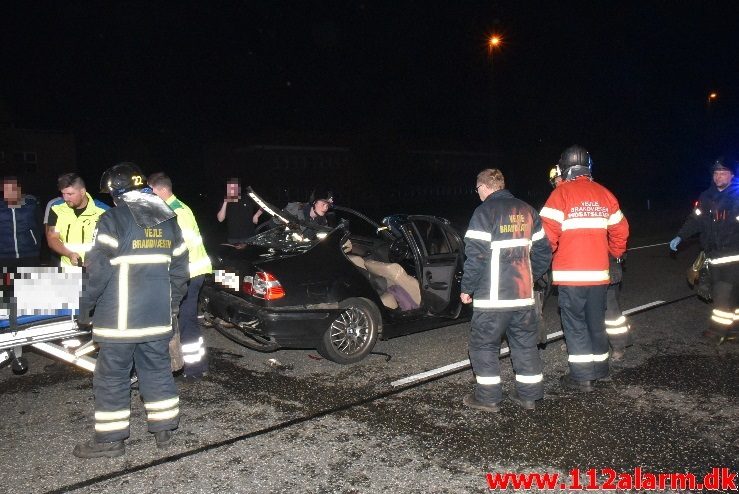 Trafikuheld med fastklemt. Fredericiavej i Vinding. 23/09-2017. Kl. 23:35.