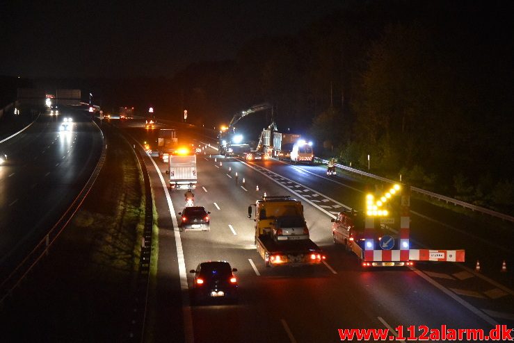 Lastbil ramte broen med kranen. Motorvejen ved Vejle. 03/10-2017. Kl. 21:00.