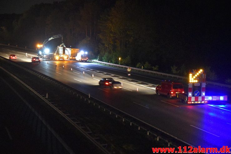 Lastbil ramte broen med kranen. Motorvejen ved Vejle. 03/10-2017. Kl. 21:00.