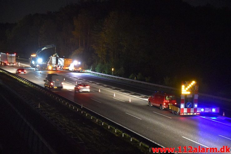 Lastbil ramte broen med kranen. Motorvejen ved Vejle. 03/10-2017. Kl. 21:00.