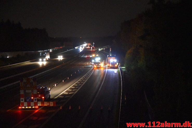 Lastbil ramte broen med kranen. Motorvejen ved Vejle. 03/10-2017. Kl. 21:00.