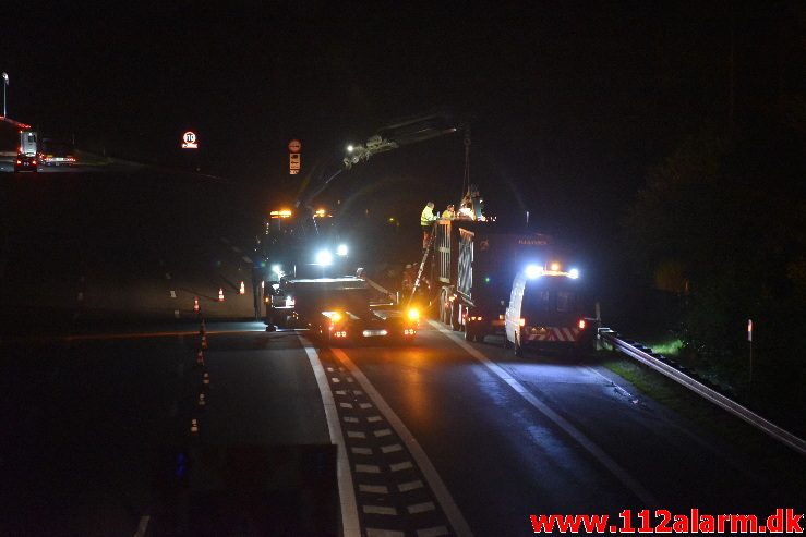 Lastbil ramte broen med kranen. Motorvejen ved Vejle. 03/10-2017. Kl. 21:00.