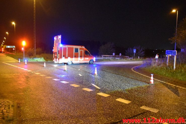 Lastbil ramte broen med kranen. Motorvejen ved Vejle. 03/10-2017. Kl. 21:00.