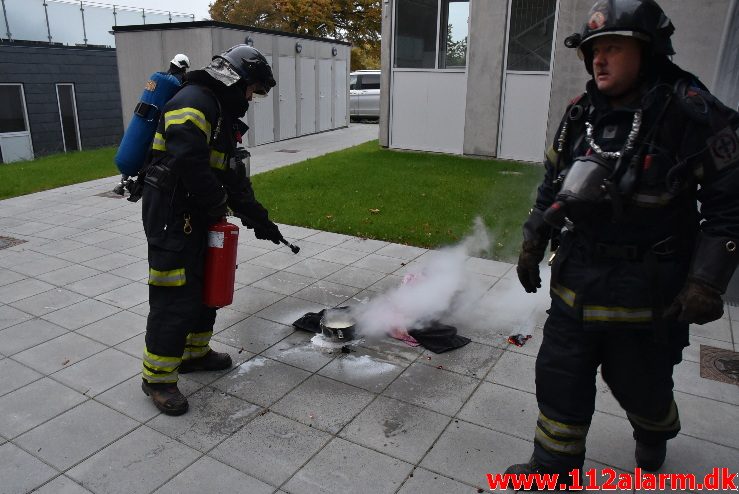 Brand i etageejendom. Kjeld Abellsvej i Grejsdalen. 21/10-2017. Kl. 17:49.