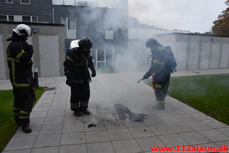 Brand i etageejendom. Kjeld Abellsvej i Grejsdalen. 21/10-2017. Kl. 17:49.