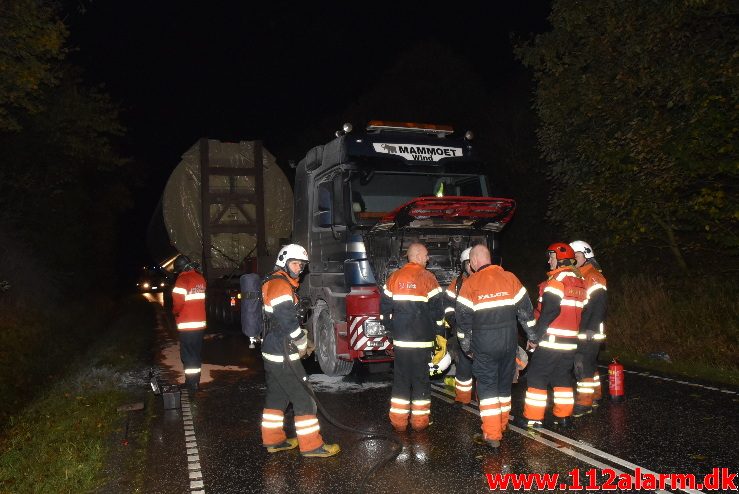 Lastbil i Brand. Bredsten Landevej. 23/10-2017. Kl. 20:51.