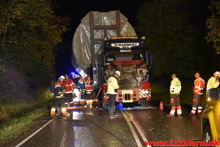 Lastbil i Brand. Bredsten Landevej. 23/10-2017. Kl. 20:51.