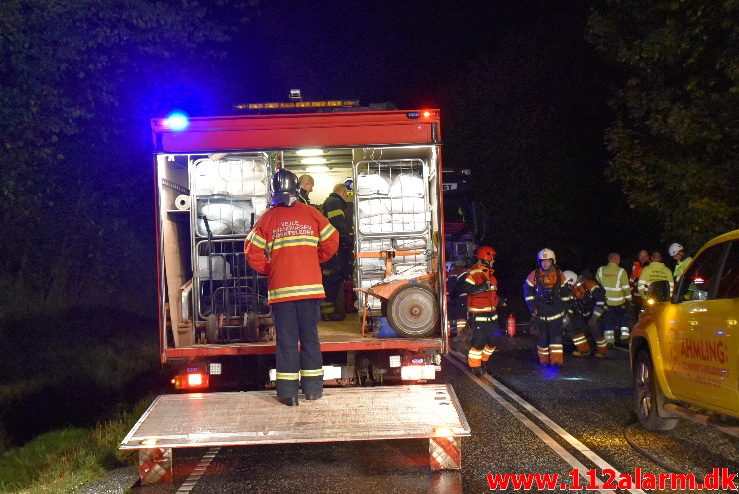 Lastbil i Brand. Bredsten Landevej. 23/10-2017. Kl. 20:51.