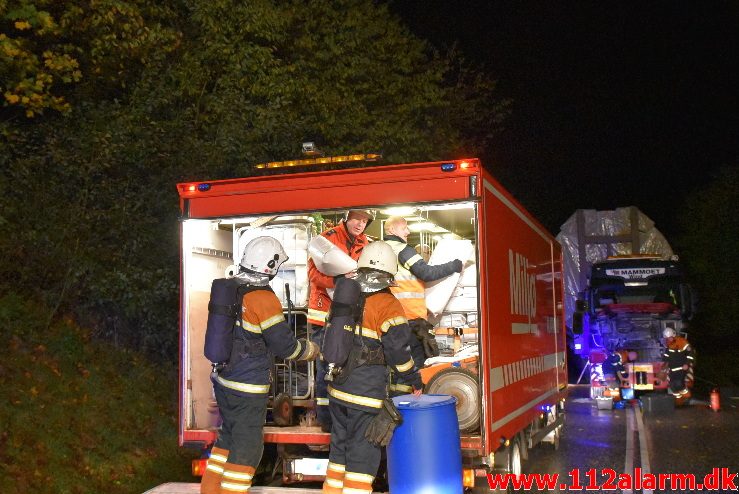 Lastbil i Brand. Bredsten Landevej. 23/10-2017. Kl. 20:51.