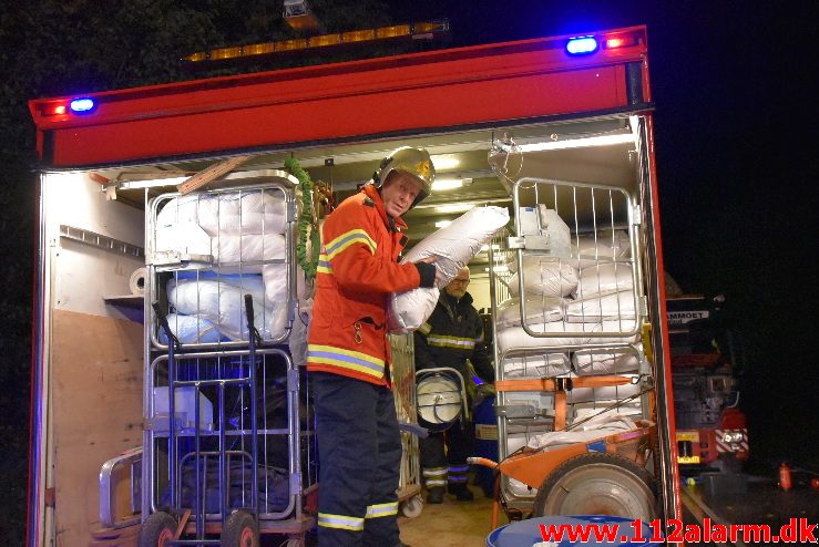 Lastbil i Brand. Bredsten Landevej. 23/10-2017. Kl. 20:51.