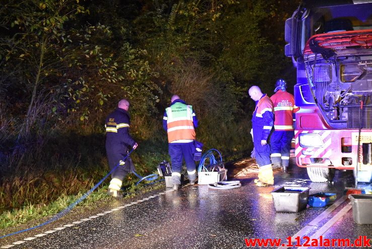 Lastbil i Brand. Bredsten Landevej. 23/10-2017. Kl. 20:51.