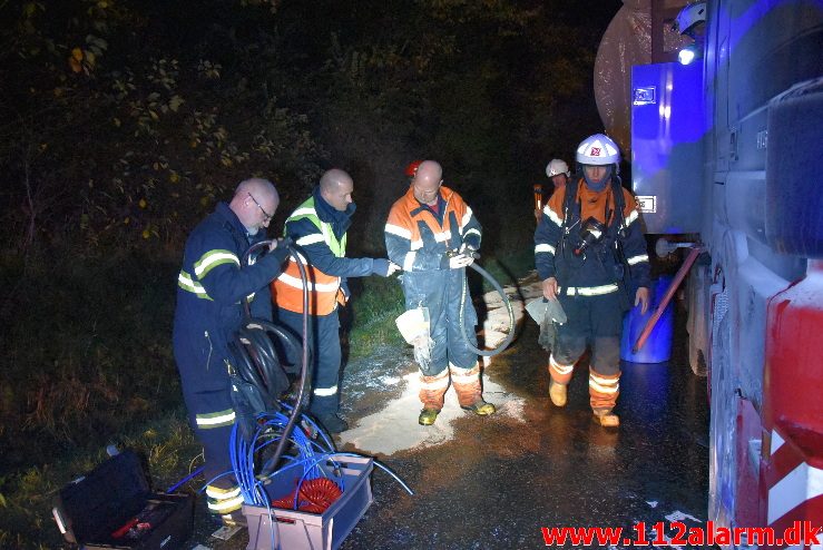 Lastbil i Brand. Bredsten Landevej. 23/10-2017. Kl. 20:51.