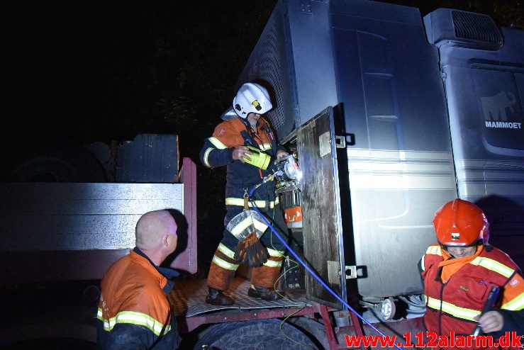 Lastbil i Brand. Bredsten Landevej. 23/10-2017. Kl. 20:51.