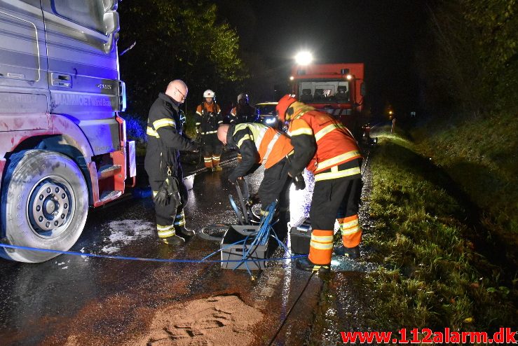 Lastbil i Brand. Bredsten Landevej. 23/10-2017. Kl. 20:51.