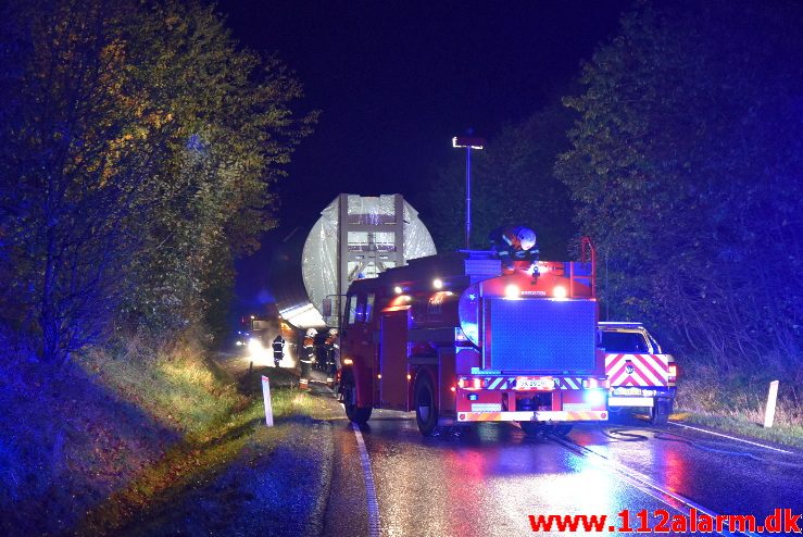 Lastbil i Brand. Bredsten Landevej. 23/10-2017. Kl. 20:51.