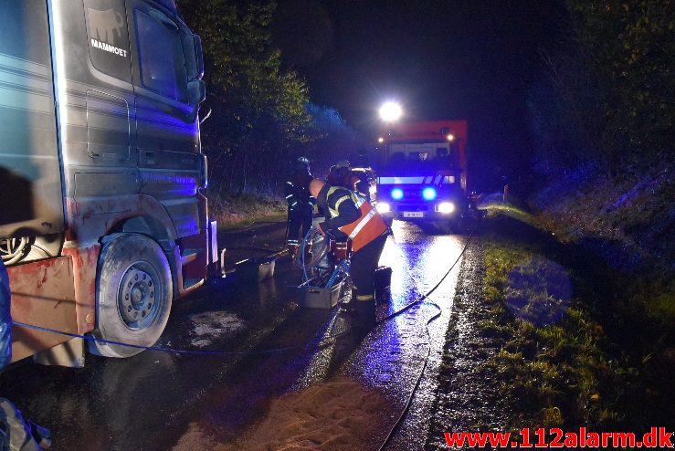 Lastbil i Brand. Bredsten Landevej. 23/10-2017. Kl. 20:51.